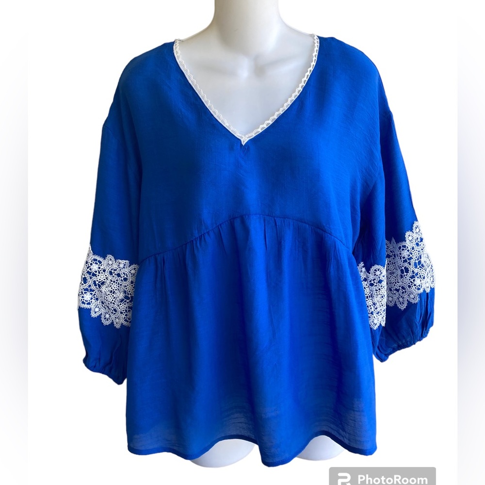 NWT Unique Spectrum Ladies Top Blouse Size S Blue Cream Lace Trim Rayon Blend